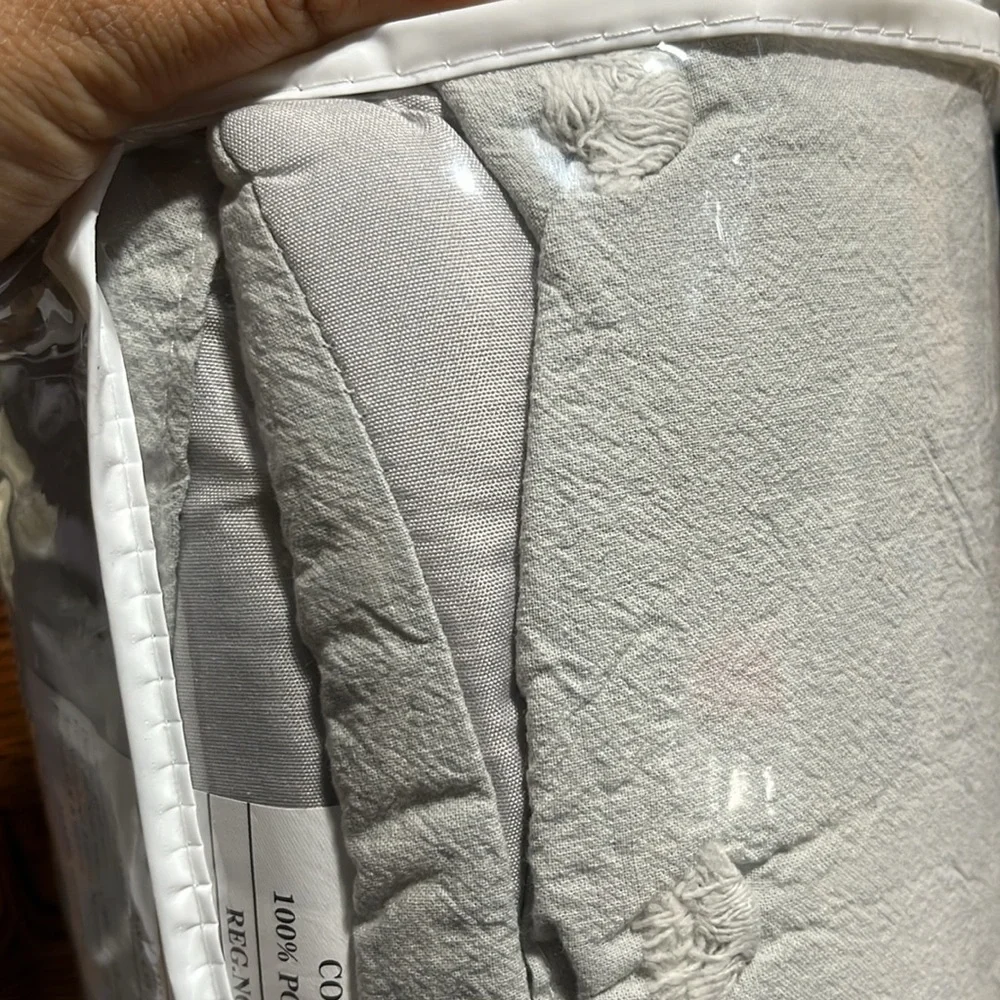 Twin XL jacquard comforter 66 x 90 in gray